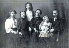 Early Mounted Photo Card Beautiful Family Women Alex Ridley Tenterden Kent 