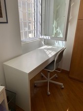 Scrivania bianca di IKEA modello MICKE venduta insieme alla sedia IKEA ÖRFJÄLL