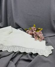 Finta con bordi ricamati a uncinetto