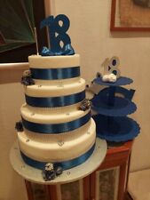 Torta 18 anni coreografica con  porta bomboniere colori bianco, blu e argento