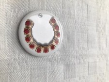 badge "" chanel "" broche.