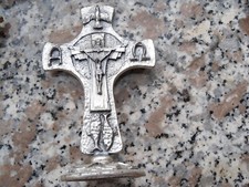 CROCEFISSO CON PIEDISTALLO IN FERRO - ALTO CM. 10,5 LARGO CM. 6,5 -