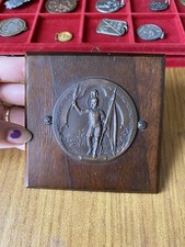 MEDAGLIA INCASTONATA IN BLOCCO DI LEGNO DIMENSIONI 10x10 cm circa GL