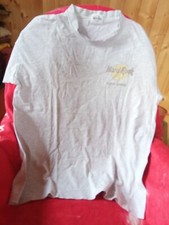 Maglietta grigia Hard Rock, Kuala Lumpur, con collo slabbrato, alla moda