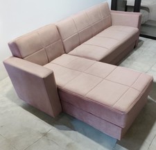 Divano angolare di colore rosa antico a tre posti con longuette e cassettoni