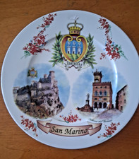 PIATTO IN CERAMICA CON STEMMA E TORRI DI SAN MARINO DIAM 27 CM VEDI FOTO