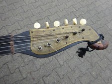 Vecchia chitarra da passeggio