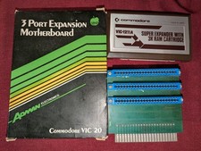 VIC-20 BUS DI ESPANSIONE A TRE SLOT E CARTUCCIA COMMODORE SUPER EXPANDER 