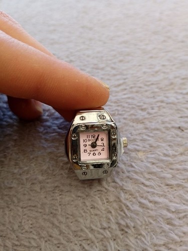 Montre bague argentée cadran