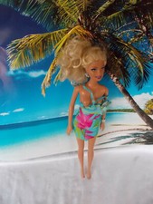 Bambola Barbie, con vestito