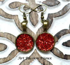 Piccoli orecchini con glitter rosso, fatti a mano, color bronzo
