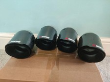 4 punte di scarico in fibra di