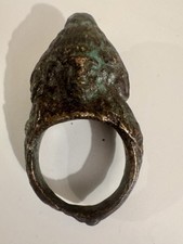 Antico anello romano in bronzo (II–IV sec.) con figura tricefala votiva – raro