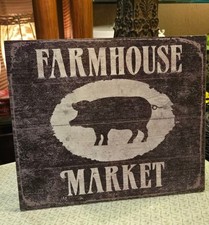 Insegna decorativa casale con sagoma di maiale.