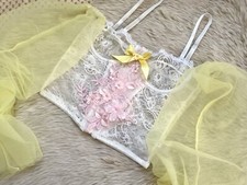 Crop Top bustier In pizzo bianco con manichine gialle