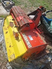 Trattore in ottimo stato  con trincia fresa irrigatore gabbia di trasporto