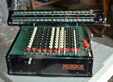 Vecchia calcolatrice o manovella marca Monroe molto pesante