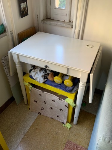 Scrivania bianca con - con, cassetto