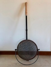 Antica padella forata per caldarroste in ferro, manico in legno, metà 900