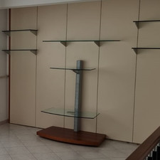 Porta TV con ruote in vetro e legno