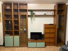 Parete attrezzata salotto, in legno noce e vetro. Usata. Marca: Misura M.