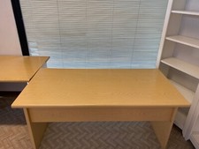 scrivania ufficio 159cm x 79cm; alta 75cm. Rovere nodato chiaro.