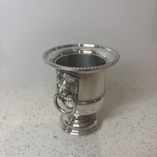 Vaso urna con anelli - testa, di