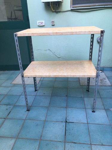 Scaffale ferro due - in, a