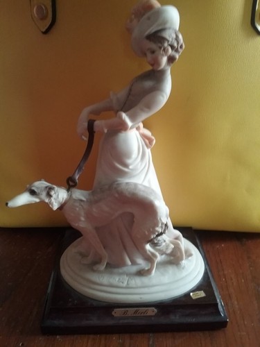 Statua donna con levriero - donna, anni