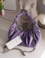 Borsa Bershka arricciata in velluto color lavanda con catena gioiello 