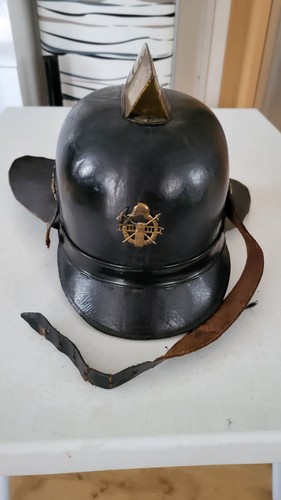 Antico elmetto pompiere alto