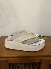 Sandali infradito con zeppa in