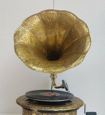 Antico grammofono HMV