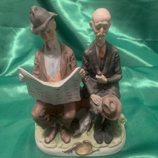 1962 Capodimonte Giuseppe Cappellino 2 UOMINI SEDUTI SU UN MURO Scultura "NOTIZIE DOMENICALI"