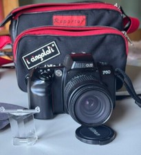 macchina fotografica Nikon F60; obiettivo NIKKOR 30-80 mm; borsa e prisma