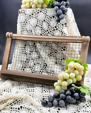 Mensola in legno con rete in metallo adatta per cucina