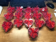 SCATOLA A CUBO CUORE ROSSO BOMBONIERA CON NASTRO CON SAPONE ROSA ROSSA