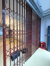 Ringhiera pieghevole di sicurezza per porta