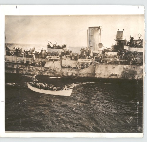 Canadian corvette rescues men - canadian,