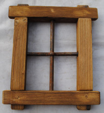 Finestra in legno con grata in