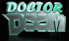 Insegna Logo Stampato in 3D Doctor Doom Parete Scrivania Scaffale Arte