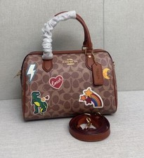 NUOVA borsa a tracolla Coach Rowan in tela firmata con stampa adesiva a cuore...