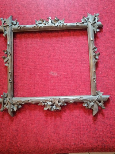 Cornice noce intagliata con - in,