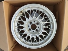 un cerchio in lega BMW E30
