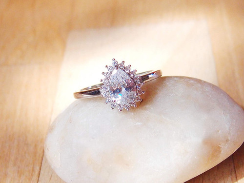Anello aureola pera zirconi