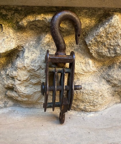 Antico bozzello navale ancora
