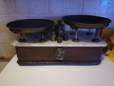 bilancia antica con pesi 