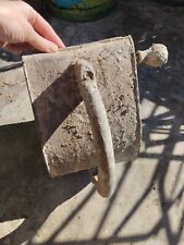 vecchia antica intonacatrice, attrezzo da muratore con manovella