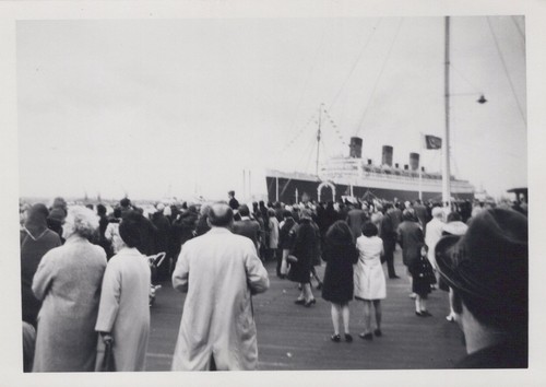 Queen mary arrival crowd long - crowd,