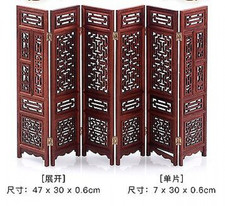 Vecchio paravento decorativo